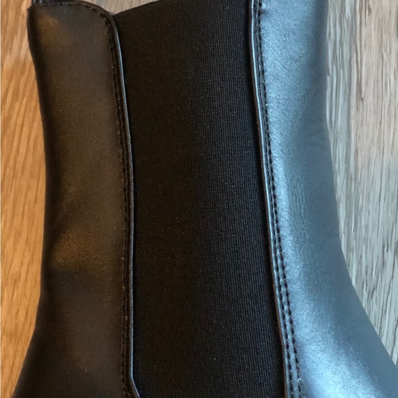 Just fab
Candide-Platform-Chelsea-Boot
Size: 6 - Picture 3 of 7